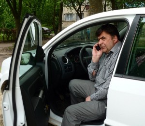 А ще мій татик, як і я - тільки недавно почав водити машину! :)